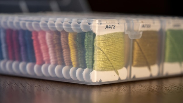 trzy opakowania zestawów do haftu